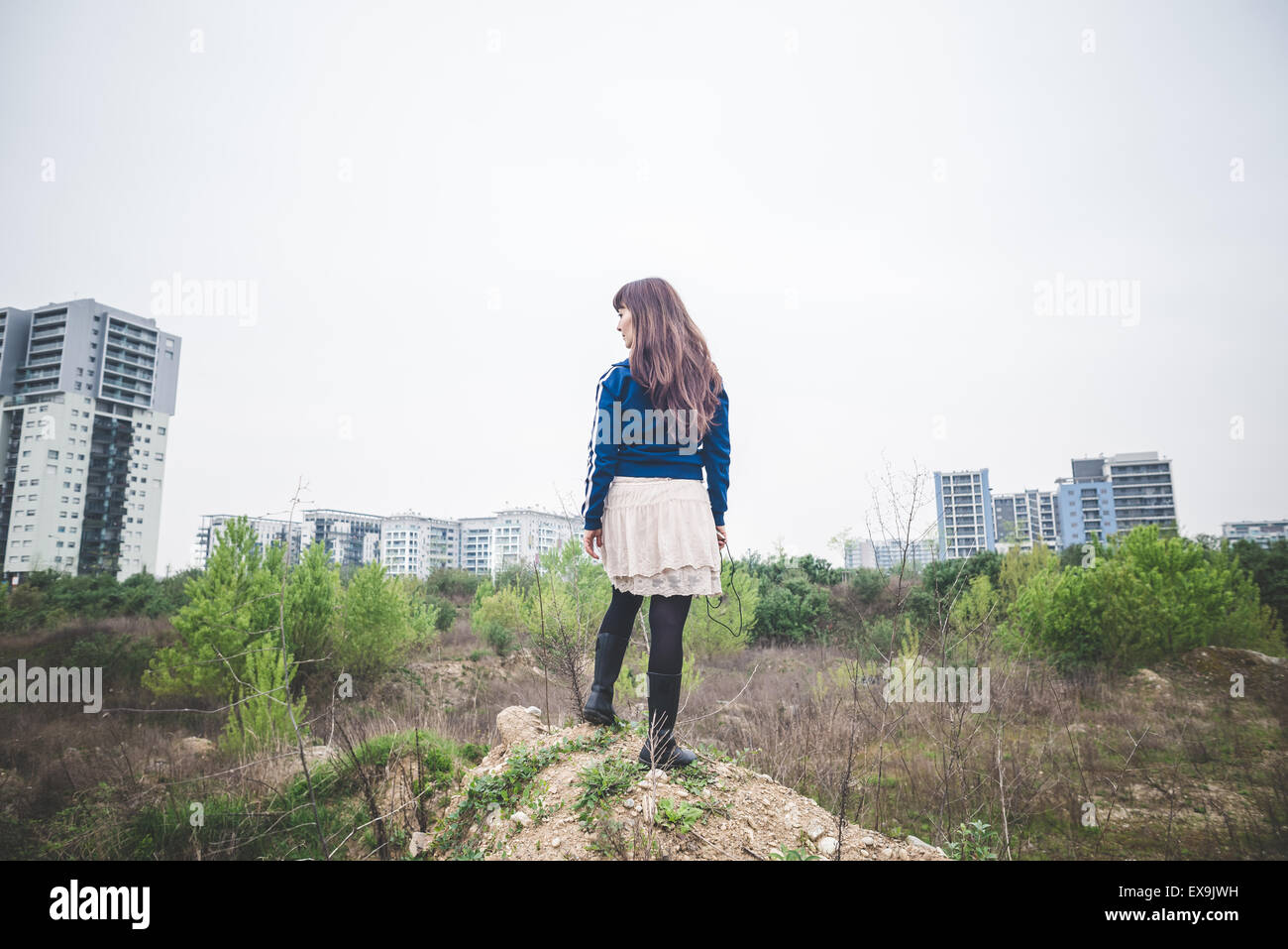 schöne Frau in einer desolaten Lurban Landschaft Stockfoto