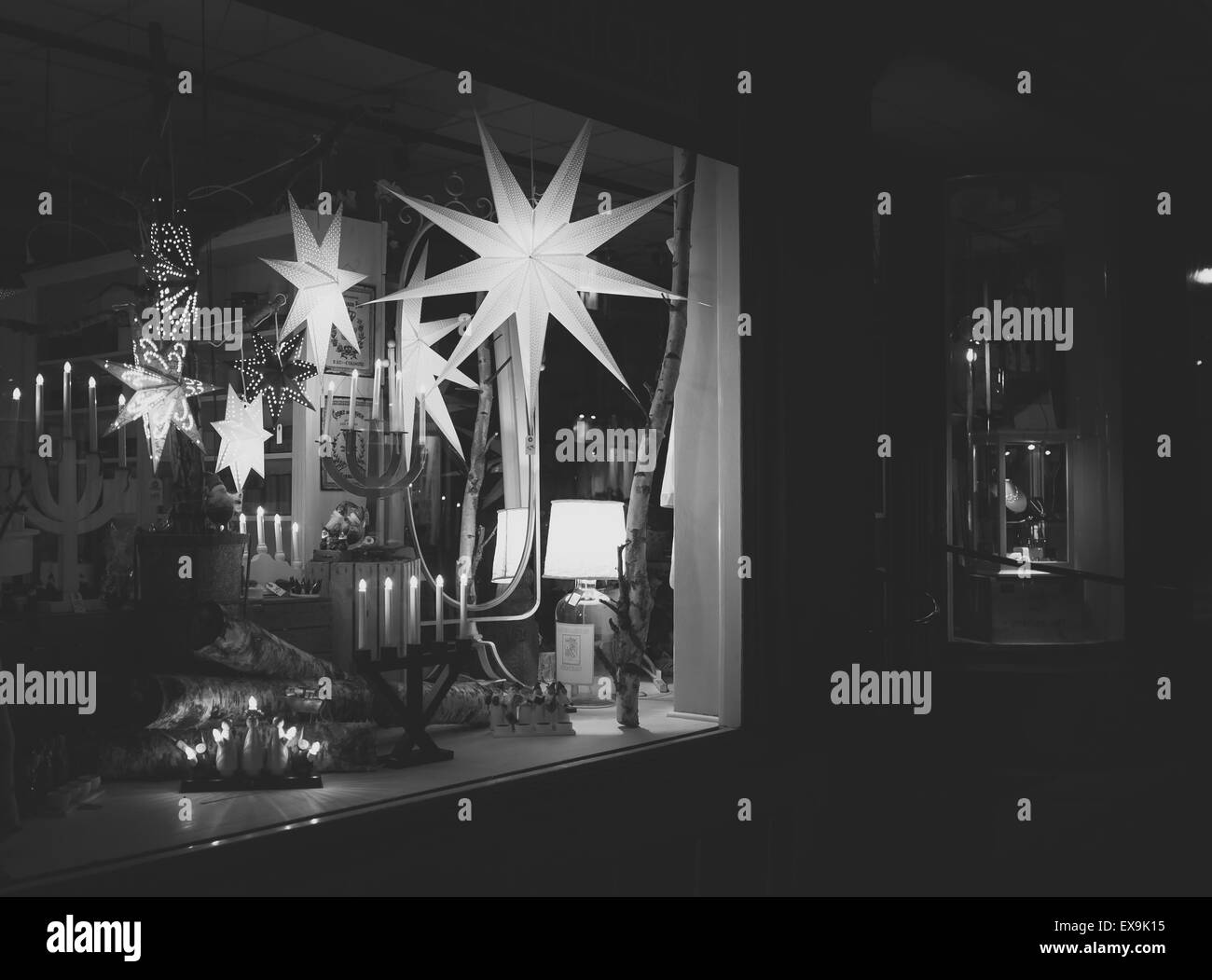 Weihnachtsbeleuchtung in einem Schaufenster Stockfoto