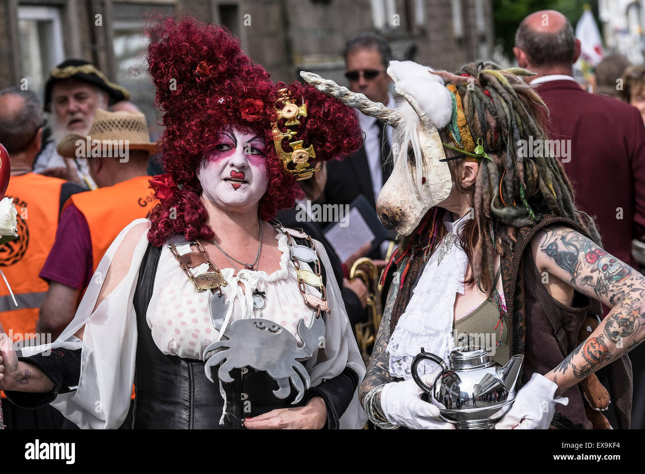 Kinder und Erwachsene beteiligen sich bunte Paraden am Mazey Tag, Teil des Golowan Festival in Penzance, Cornwall. Stockfoto