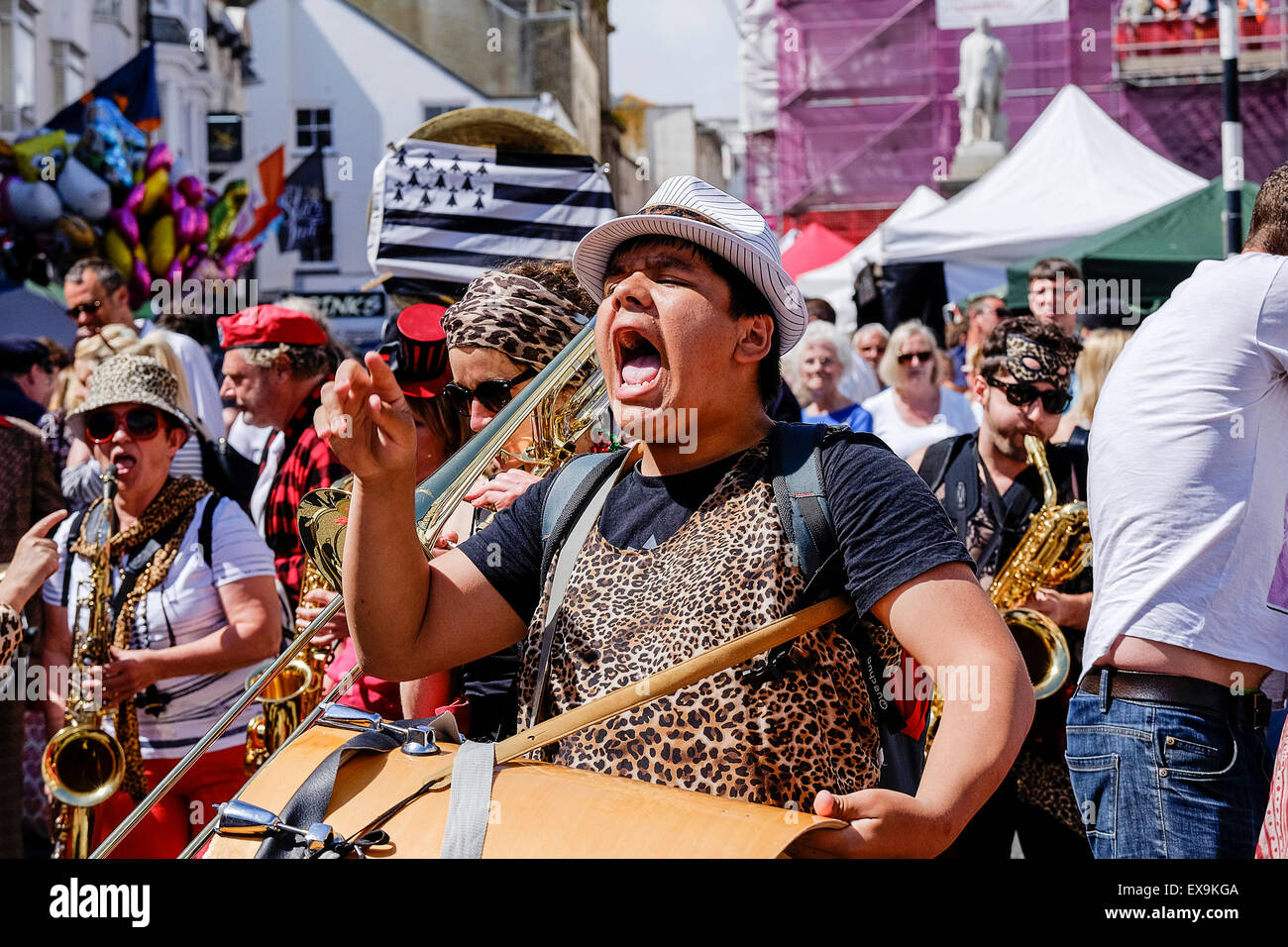 Der Breton Street Band Pattes Caisse Leine eine der bunten Paraden am Mazey Tag, Teil des Festivals Golowan Penzance, Stockfoto