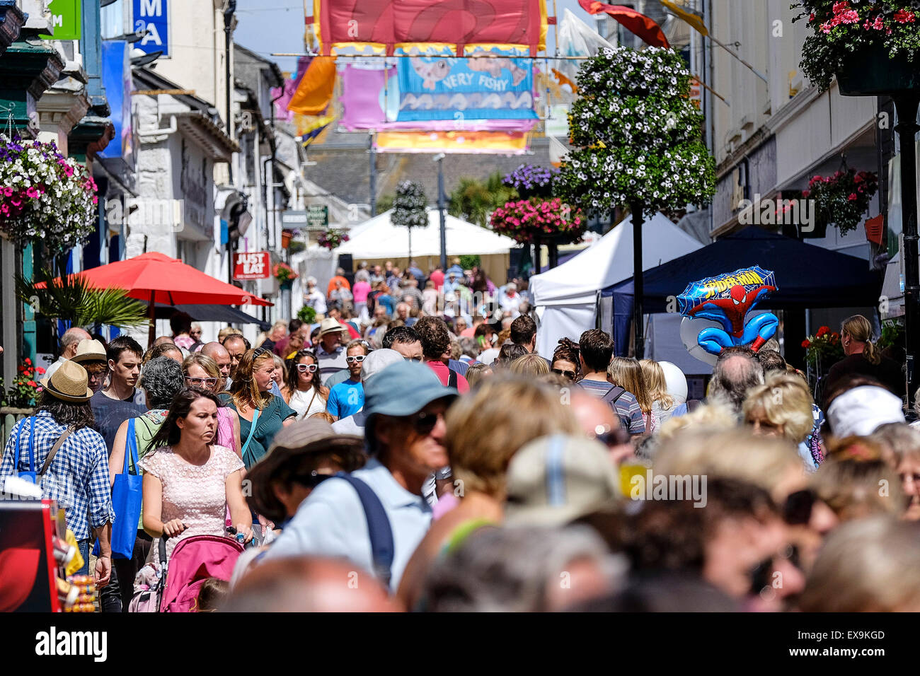 Überfüllten Straßen am Mazey Tag, Teil des Golowan Festival in Penzance, Cornwall. Stockfoto
