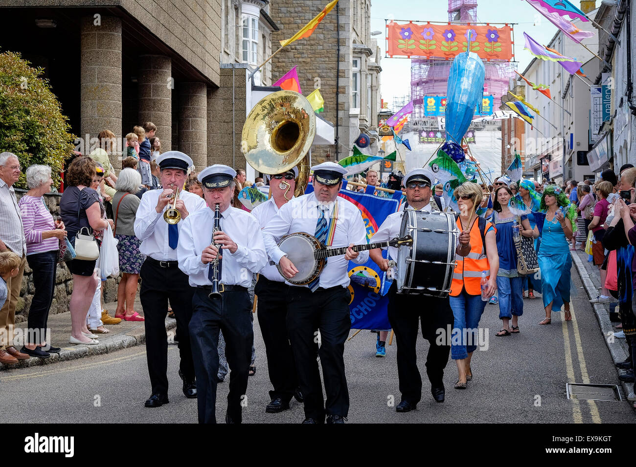 Eines der bunten Paraden am Mazey Tag, Teil des Golowan Festival in Penzance, Cornwall. Stockfoto