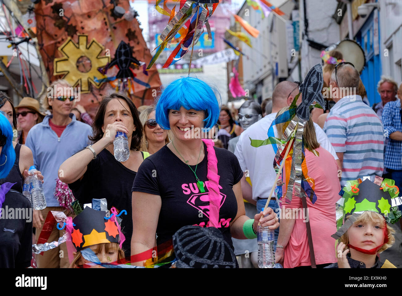 Kinder und Erwachsene beteiligen sich bunte Paraden am Mazey Tag, Teil des Golowan Festival in Penzance, Cornwall. Stockfoto
