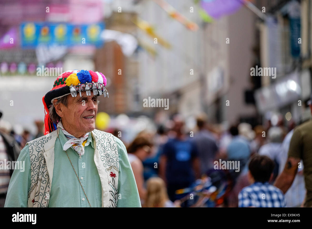 Eine extravagante Teilnehmer der Paraden am Mazey Tag, Teil des Golowan Festival in Penzance, Cornwall. Stockfoto