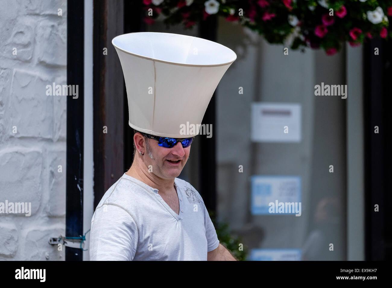 Ein Mann trägt einen Lampenschirm auf den Kopf am Mazey Tag, Teil des Golowan Festival in Penzance, Cornwall. Stockfoto