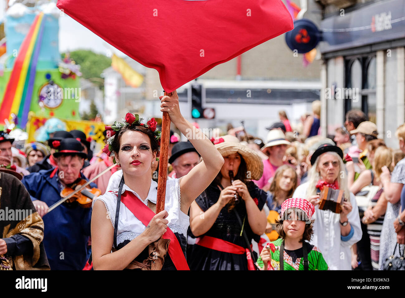 Die Raffidy Dumitz Band führt eine der bunten Paraden auf Mazey Tag, Teil des Golowan Festival in Penzance, Cornwall. Stockfoto