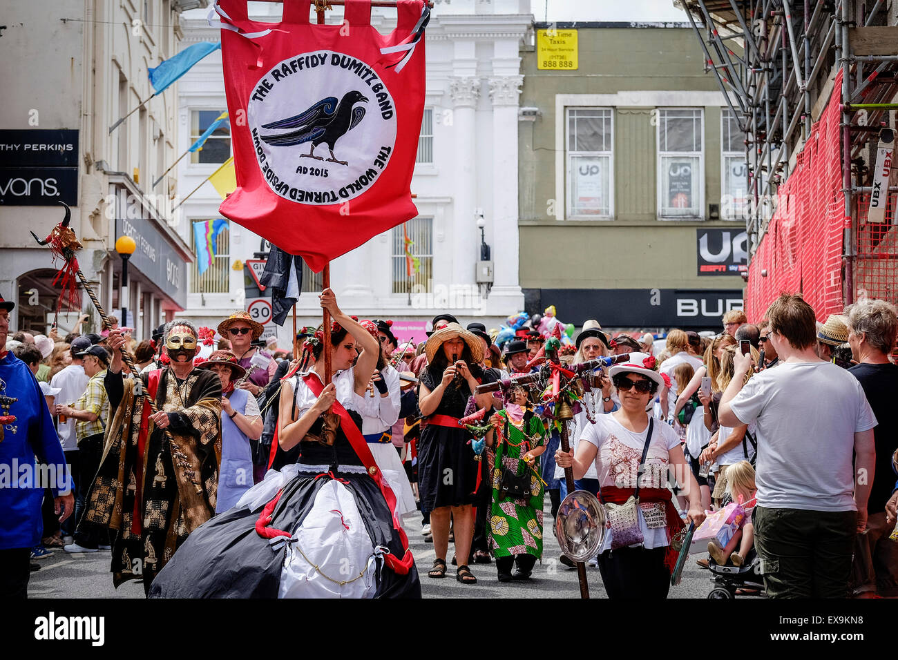 Die Raffidy Dumitz Band führen eine der bunten Paraden am Mazey Tag, Teil des Golowan Festival in Penzance, Cornwall. Stockfoto
