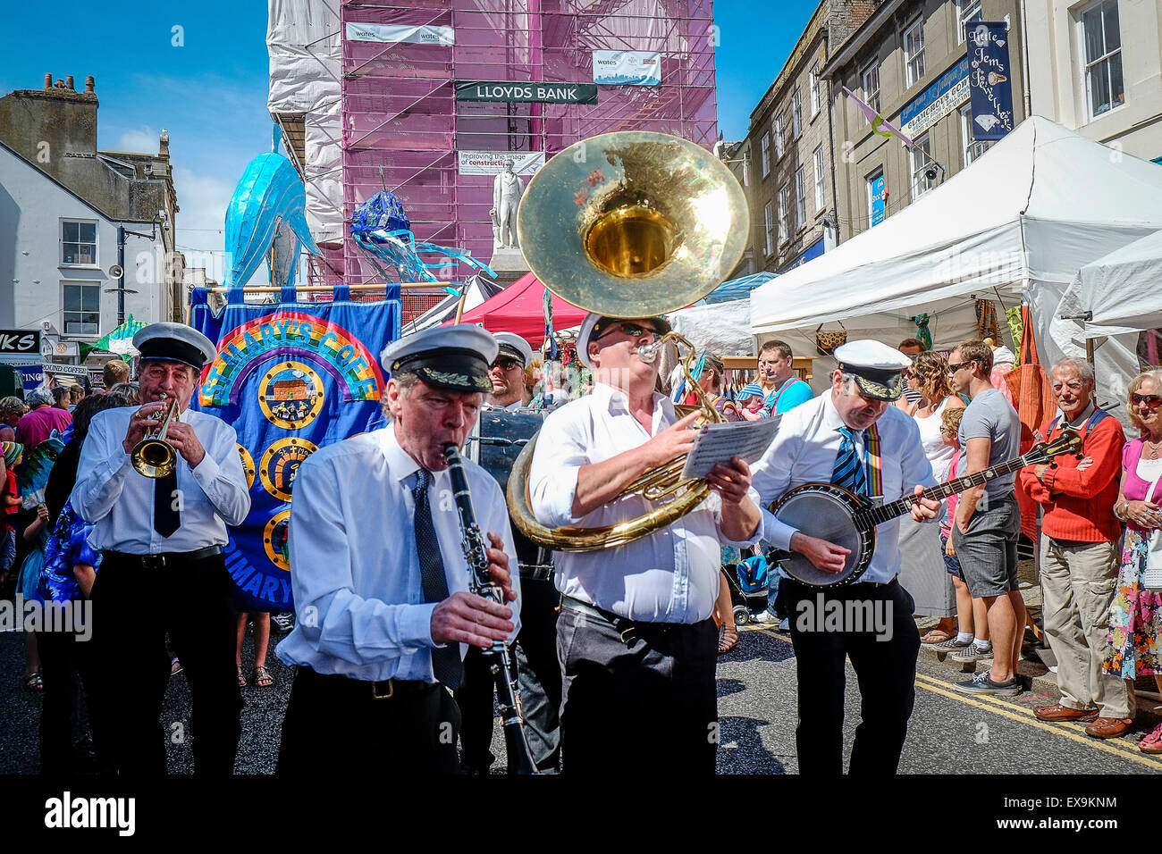 Eine Jazzband führende der bunten Paraden am Mazey Tag, Teil des Golowan Festival in Penzance, Cornwall. Stockfoto