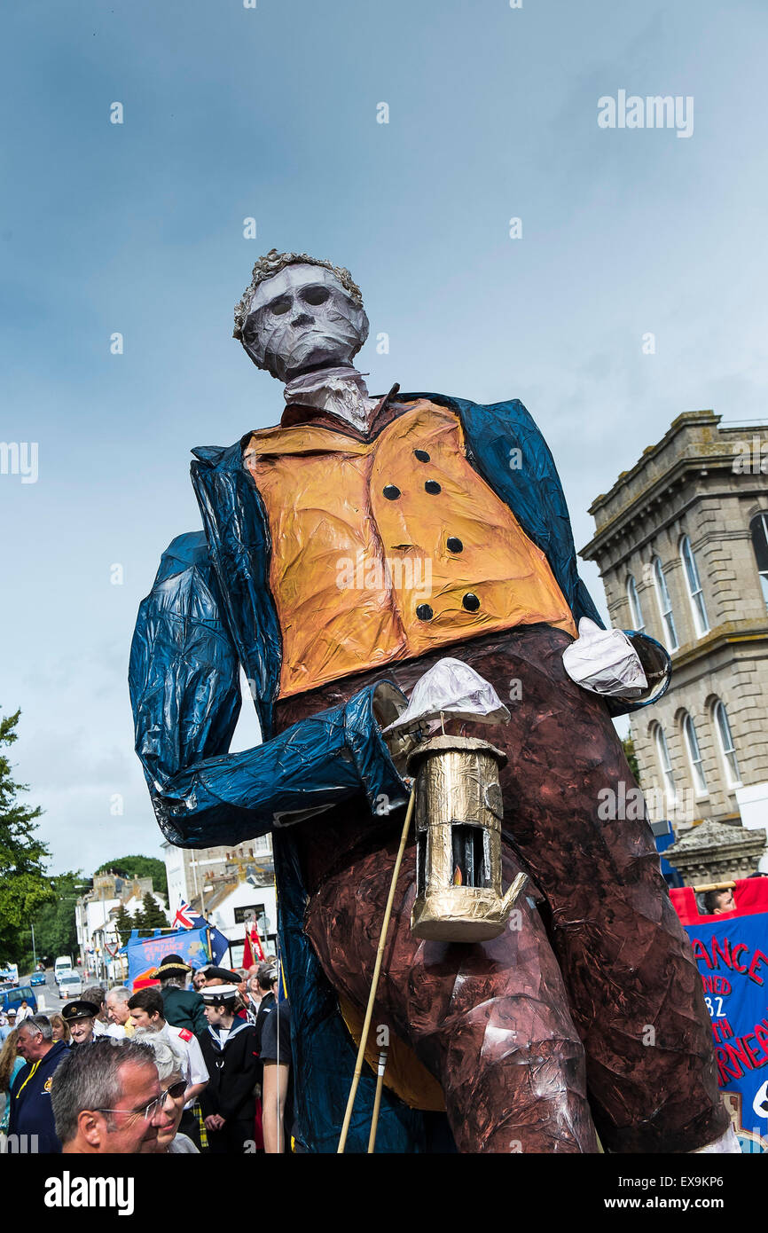 Ein riesiges Bildnis von Sir Humphry Davy entdeckt während einer bunten Parade auf Mazey Tag durchgeführt werden, Teil des Golowan Festival in Penzance in Cornwall. Stockfoto