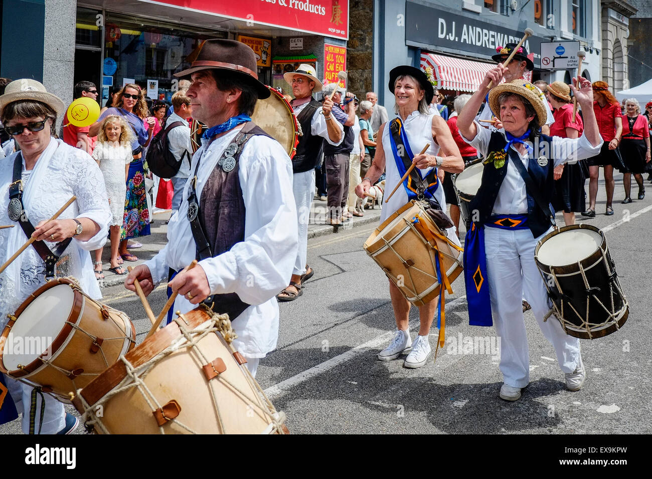 Die Golowan Band Schlagzeuger in einer bunten Paraden am Mazey Tag, Teil des Golowan Festival in Penzance, Cornwall. Stockfoto