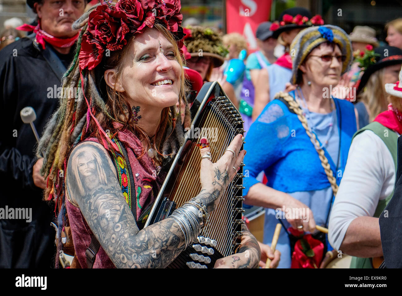 Auf der die bunten Paraden am Mazey Tag, Teil des Golowan Festival in Penzance, Cornwall. Stockfoto