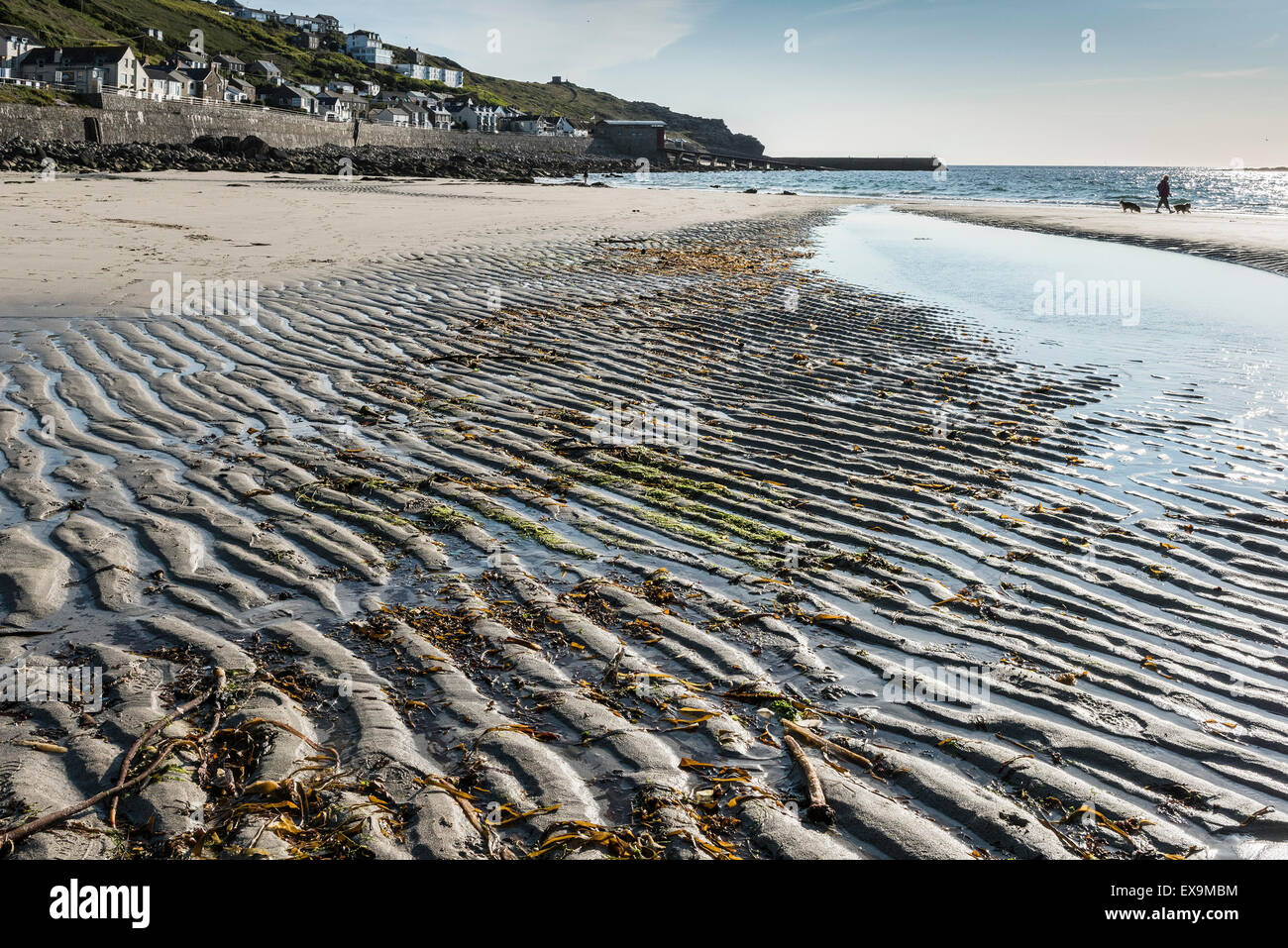 Sand, Wellen am Strand von Sennen in Cornwall. Stockfoto