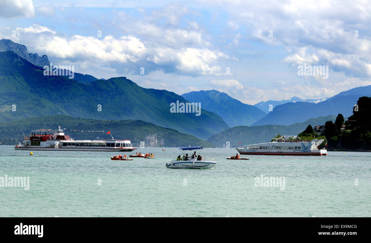 Lac d ' Annecy Boote Bootfahren besetzt Frankreich Stockfoto