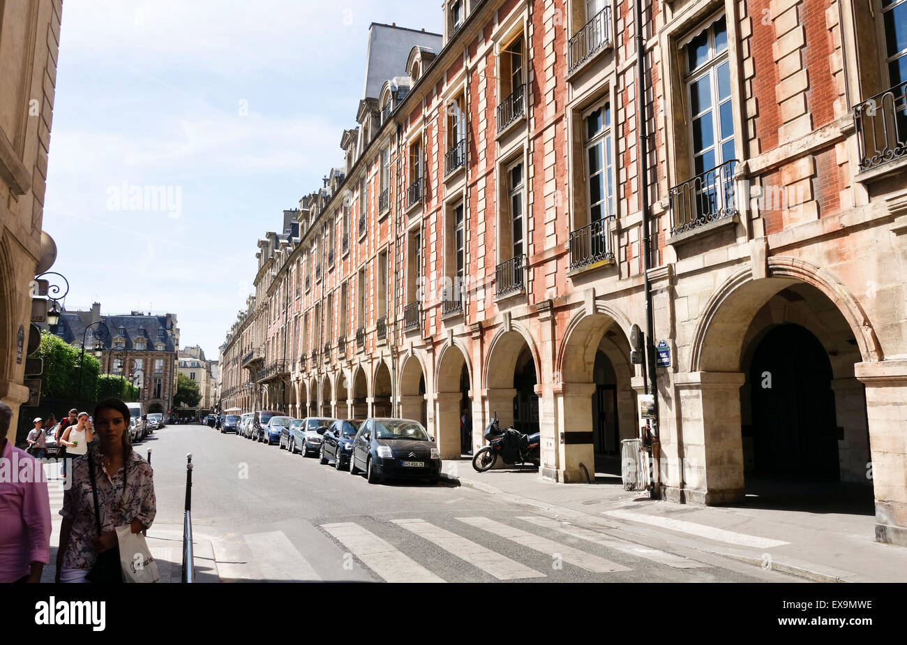Galerien der älteste Platz, Place des Vosges, Paris, Frankreich. Stockfoto