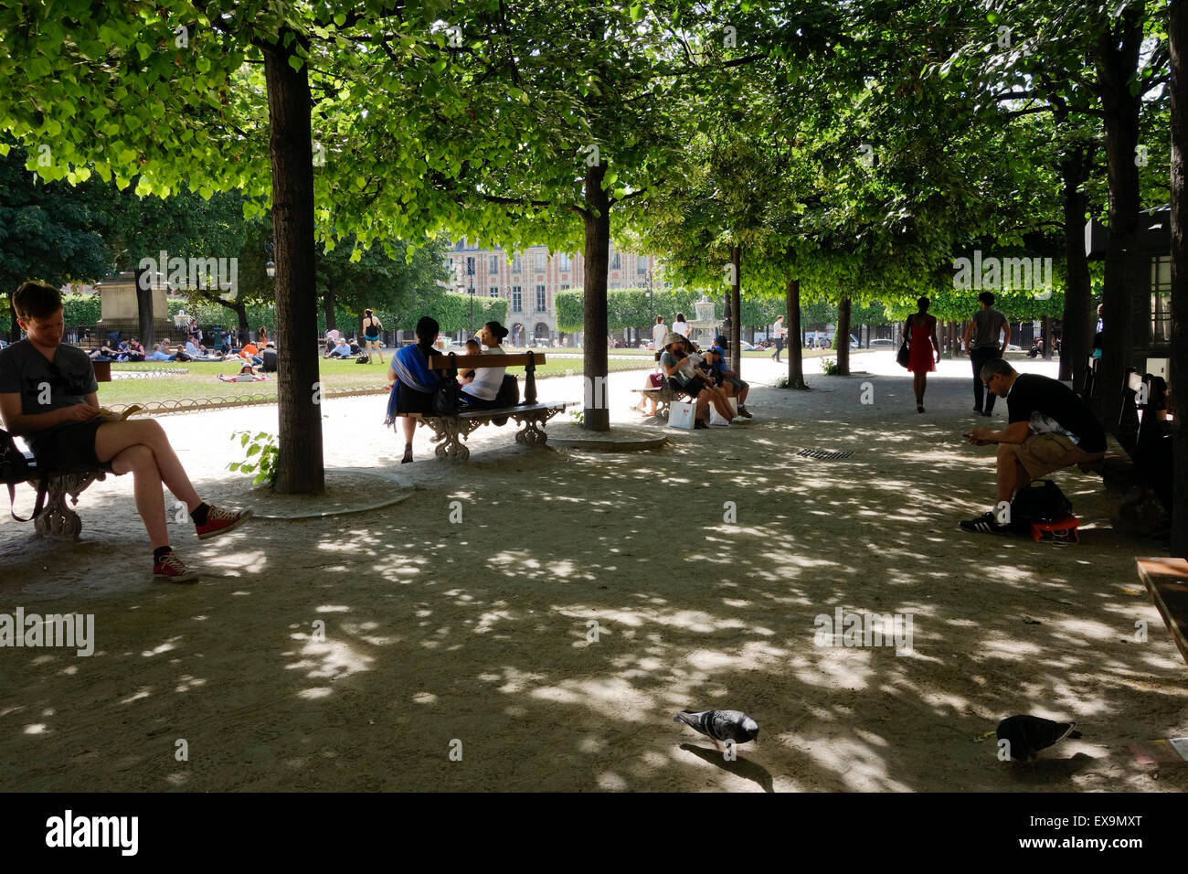 Public Garden, älteste Square, Place des Vosges, Paris, Frankreich. Stockfoto