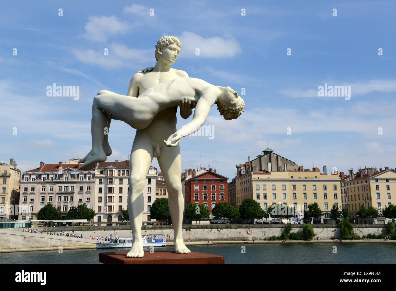 Öffentliche Skulptur "Das Gewicht von selbst" durch Michael Elmgreen & Ingar Dragset in Lyon Frankreich Französisch Stockfoto