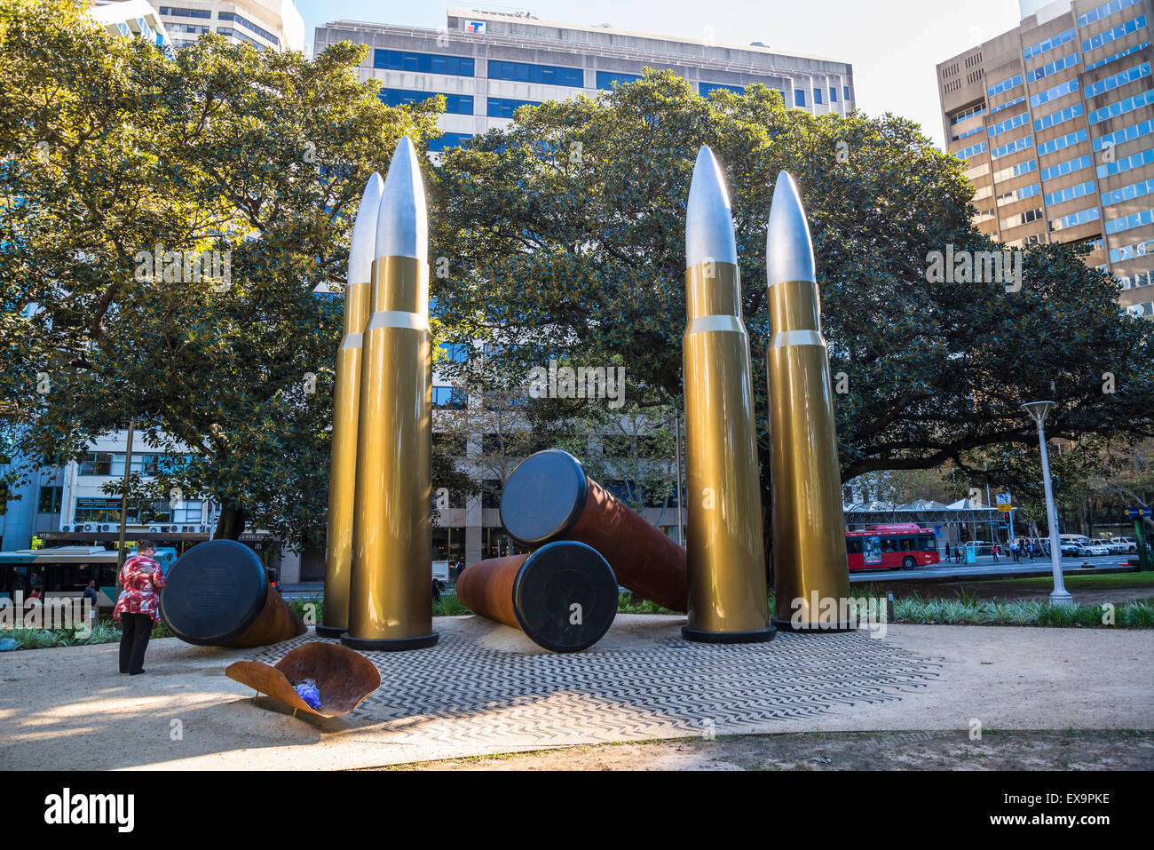 Skulptur Yininmadyemi, du von Tony Albert, Kriegerdenkmal für Aborigines, Hyde Park, Sydney, Australien fallen lassen Stockfoto