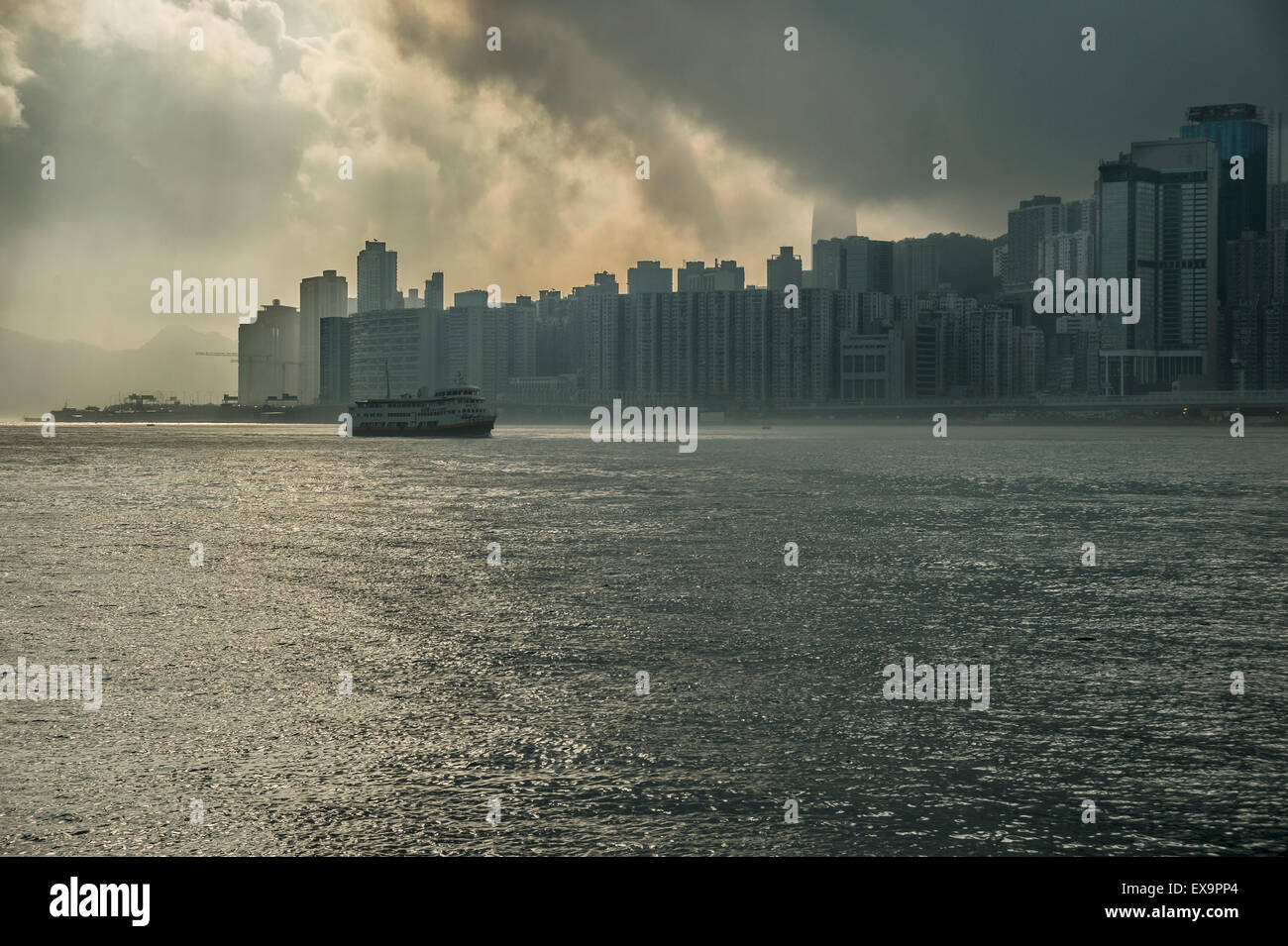 Sturm im Victoria Harbour in Hong Kong Stockfoto