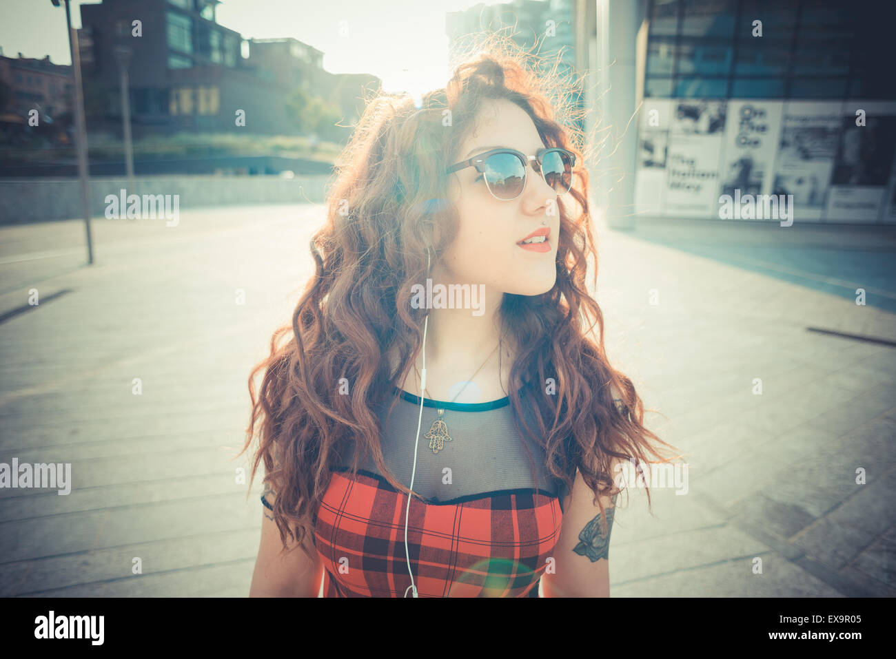 junge schöne Hipster Frau mit roten Locken in die Stadt Stockfoto