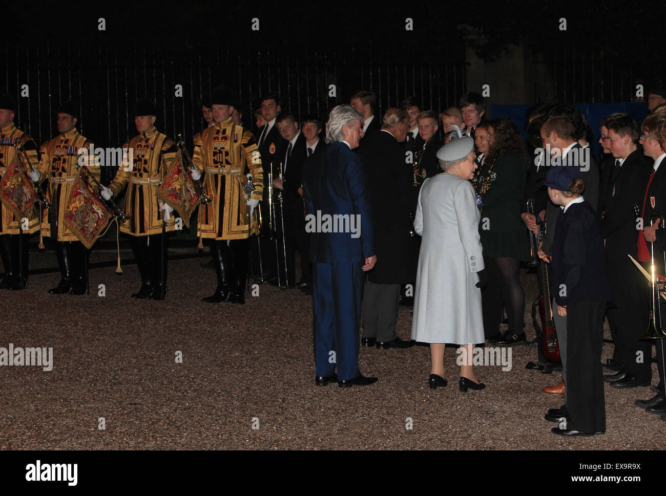 Ihre Majestät die Königin besucht den VE-Tag 70. Jahrestag, und leuchtet das erste v-förmige Leuchtfeuer im Windsor Great Park. Ihr Walkabout ist eine Reprise ihre Erscheinung am ersten VE vor 70 Jahren.  Mitwirkende: ihre Majestät die Königin, wo: London, Vereinigtes K Stockfoto