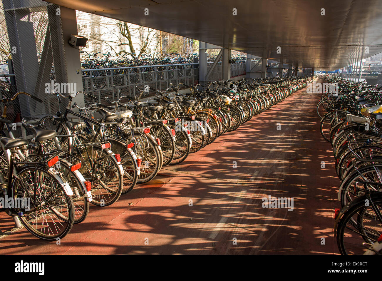 Fahrräder geparkt in mehrstöckige Garage in der Nähe der Zentralbahnhof in Amsterdam, Niederlande Stockfoto