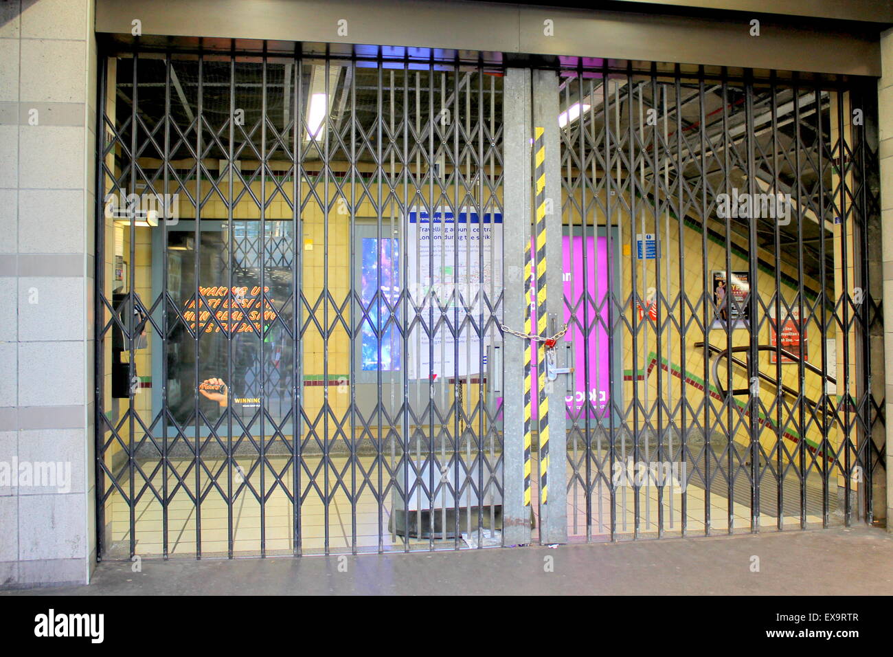 Barbican Station, London, England, UK. 9. Juli 2015. Die Streiks durch die RMT um 18:00 heute fertig, aber ein Großteil der Londoner u-Bahnstationen sind noch heute Abend geschlossen. Normale Dienstleistungen sollte am Freitagmorgen fortgesetzt und Pendler sollten Verzögerungen auf ihrer Reise erwarten. Stockfoto