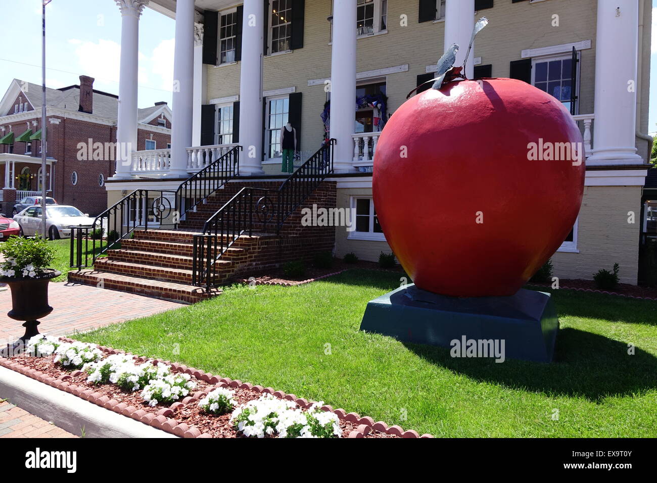 Riesigen roten Apfel vor dem ehemaligen Hauptquartier von General Sheridan während des Bürgerkrieges, heute für Büros und Geschäfte genutzt. Stockfoto