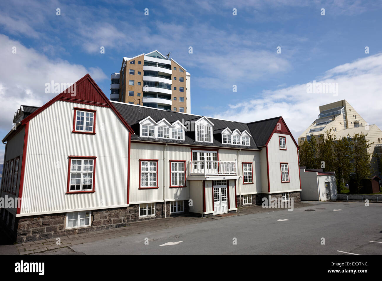 kontrastreiche Architektur zwischen alten und neuen Reykjavik Island Stockfoto