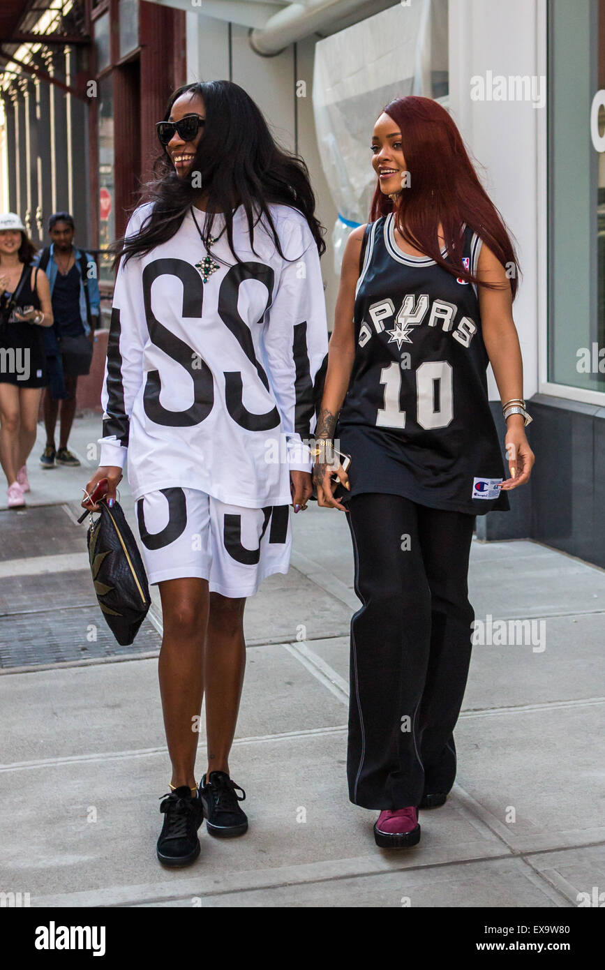 Rihanna trägt eine San Antonio Spurs Trikot während Sie einkaufen mit einem Freund auf SoHo Featuring: Rihanna wo: New York City, New York, USA bei: 8. Mai 2015 Stockfoto