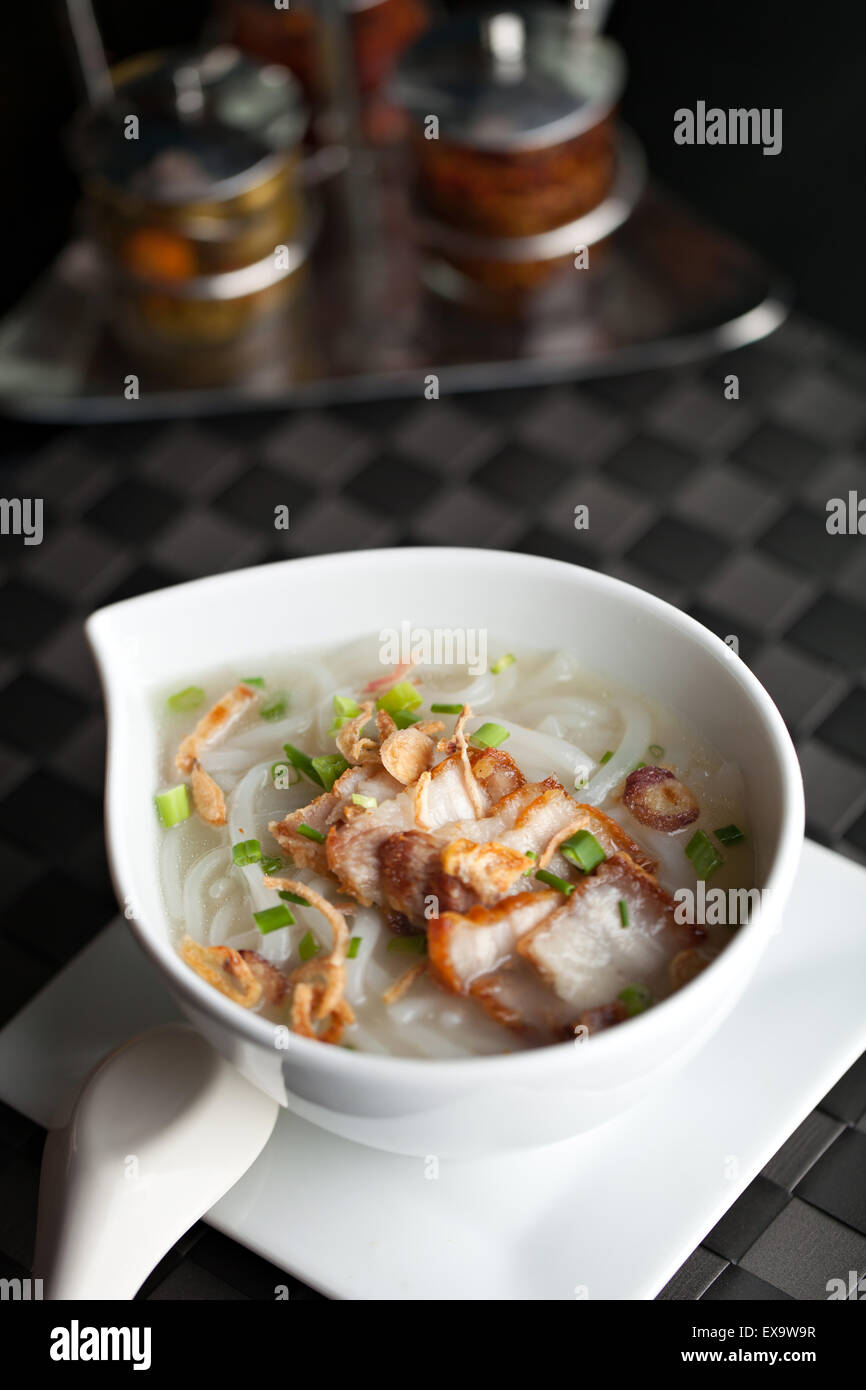 Thai Nudelsuppe mit knusprigem Schweinefleisch Stockfoto