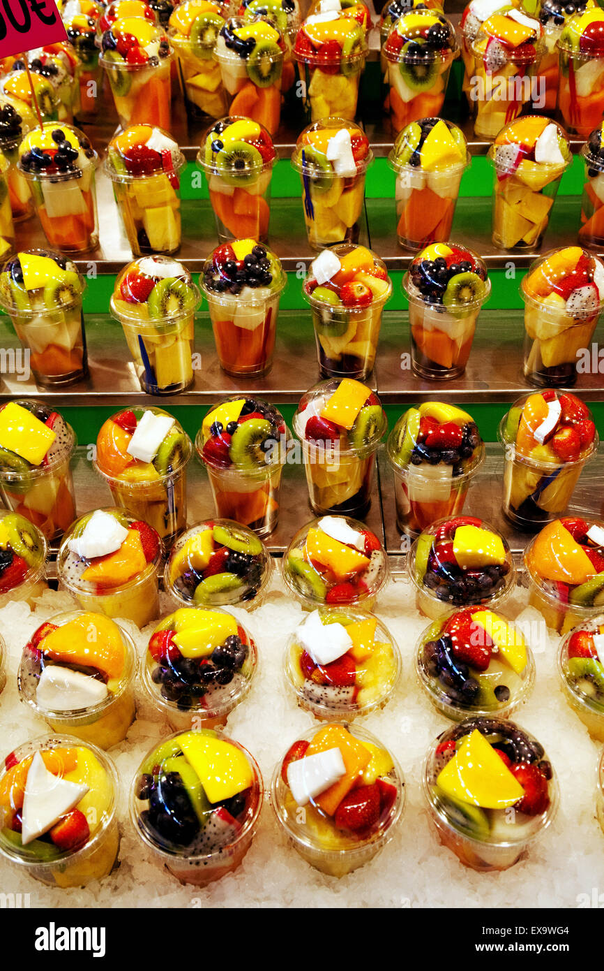 Obst in kleine Cannisters auf einem Markt zu verkaufen stall, Markt La Boqueria, Las Ramblas, Barcelona-Spanien-Europa Stockfoto