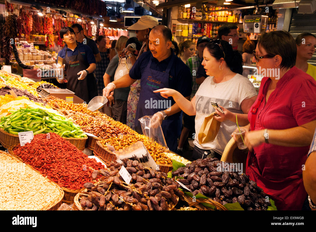 La Boqueria Barcelona - lokale Leute Einkaufen in der Markthalle La Boqueria, Las Ramblas, Barcelona Spanien Europa Stockfoto