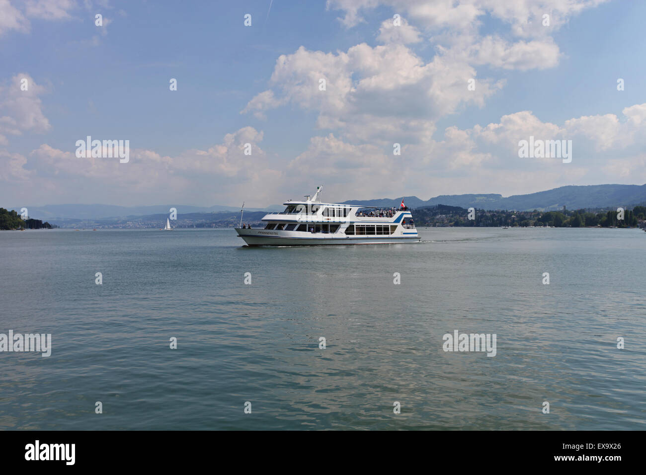 Kreuzfahrt-Schiff auf dem Zürichsee Stockfoto