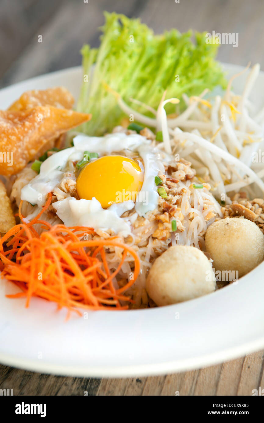 Thai Nudelgericht mit Spiegelei Stockfoto