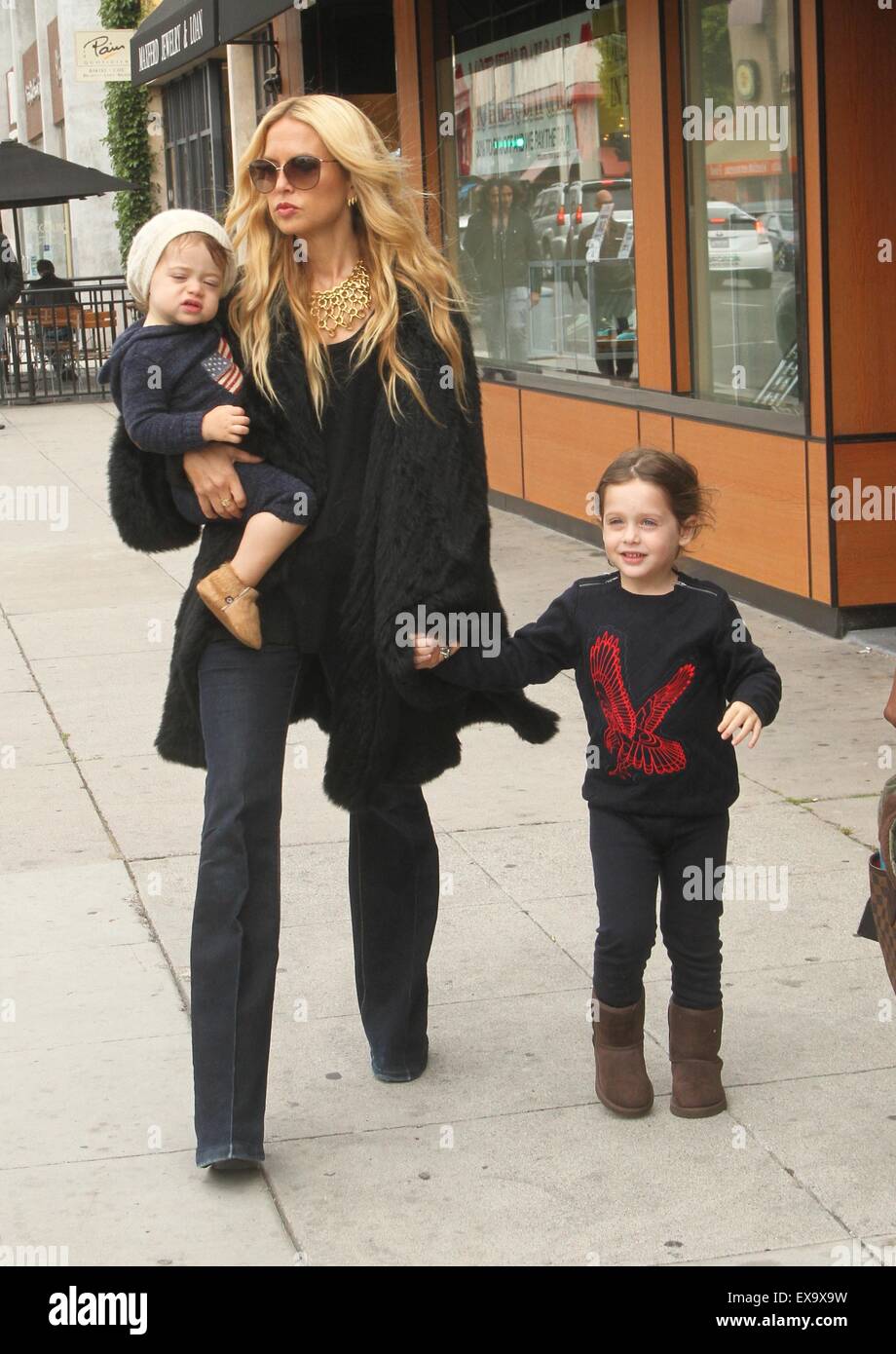 Rachel Zoe nimmt ihre Söhne Skyler und Kaius Berman, zum Mittagessen in Beverly Hills. Skyler ist gespannt auf seine Foto aufgenommen haben.  Mitwirkende: Rachel Zoe, Skyler Berman, Kaius Berman wo: Los Angeles, California, Vereinigte Staaten von Amerika bei: 8. Mai 2015 Stockfoto