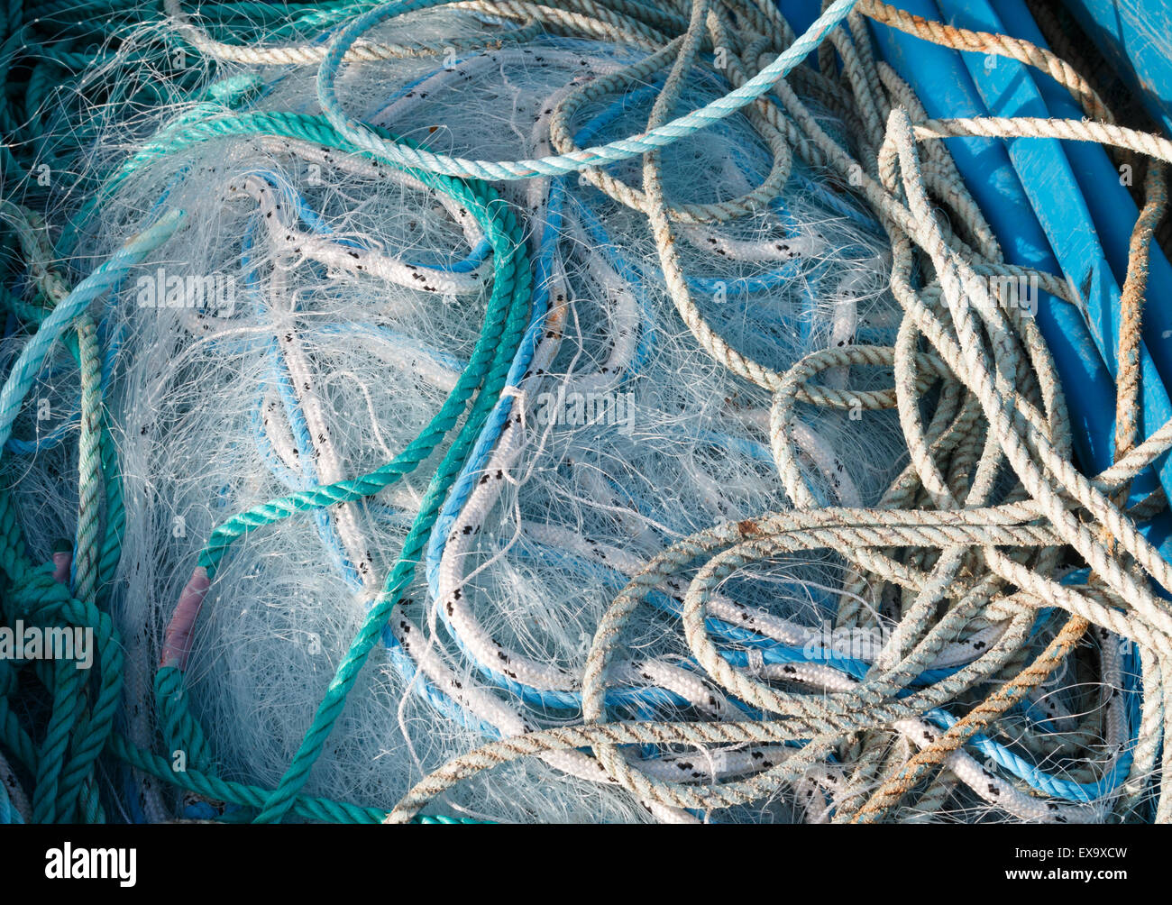 Fischernetze gestapelt in einer Box nach einem Tag beim Angeln Stockfoto