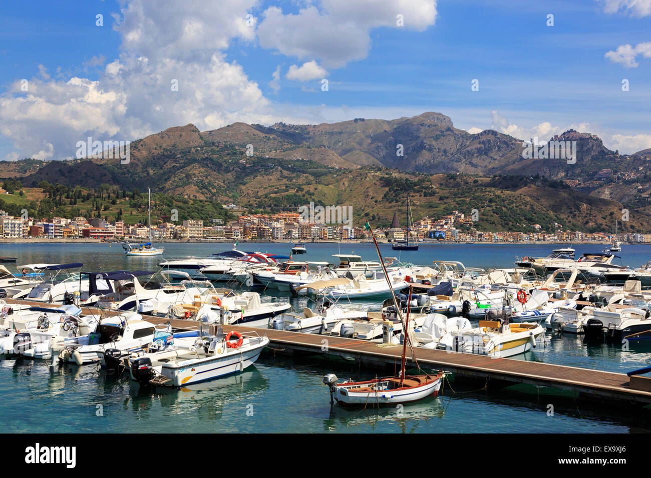 Giardini Naxos Bucht mit Blick auf Kap Taormina Berge, Sizilien, Italien und die Dörfer von Taormina und Castelmola Stockfoto