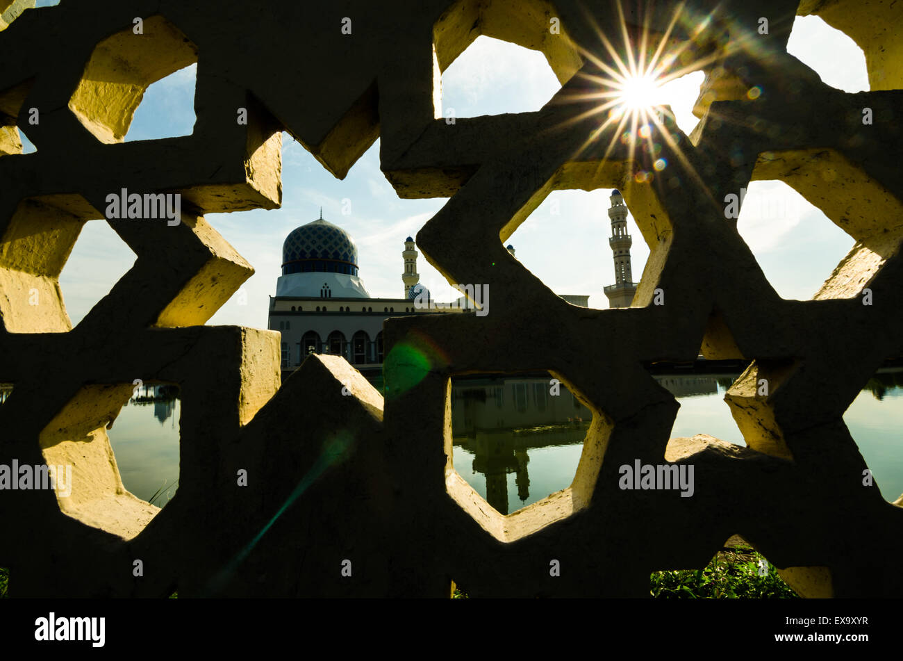 Sunray mit der Stadt Kota Kinabalu Moschee in Sabah. Es ist die zweite große Moschee in Kota Kinabalu, Sabah, Malaysia, nach State Mosque in Sembulan. Stockfoto