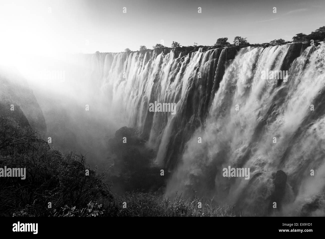 Afrika, Sambia, Mosi-Oa-Tunya Nationalpark, untergehende Sonne leuchtet Eastern Katarakt Viktoriafälle Stockfoto