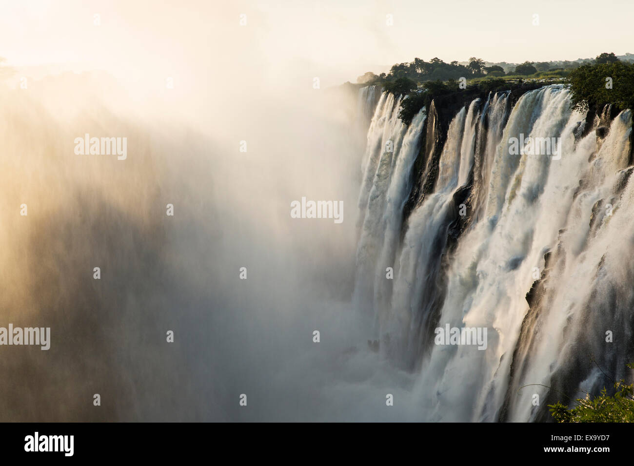 Afrika, Sambia, Mosi-Oa-Tunya Nationalpark, untergehende Sonne leuchtet Eastern Katarakt Viktoriafälle Stockfoto