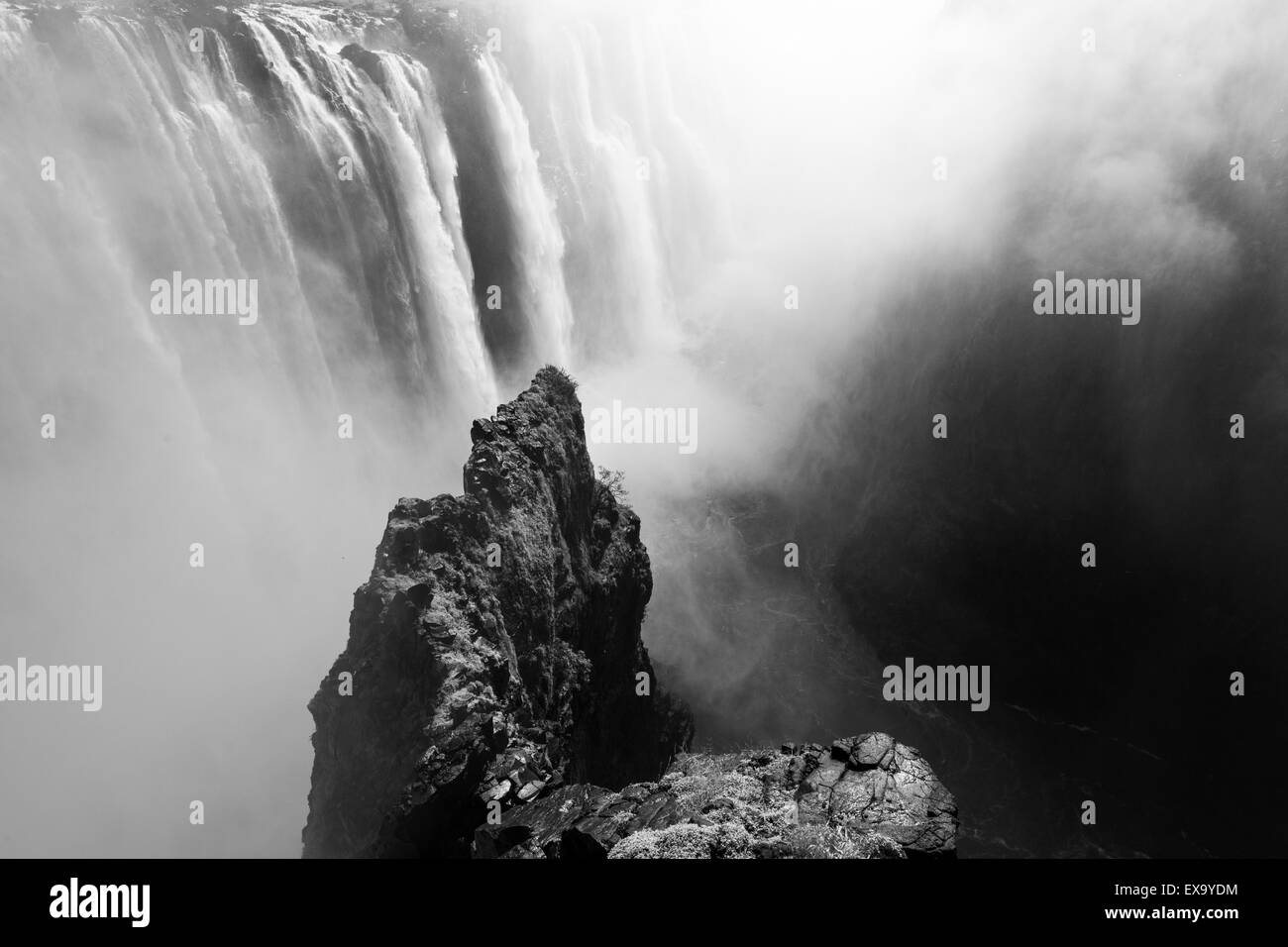 Afrika, Simbabwe, Victoria Falls National Park, Sambesi Flusses, wie es fließt über Victoria Falls Stockfoto
