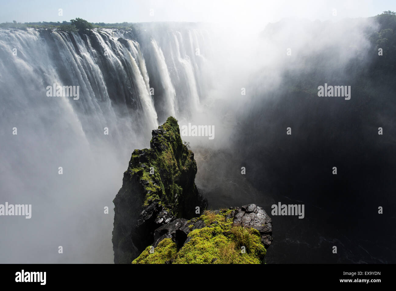 Afrika, Simbabwe, Victoria Falls National Park, Sambesi Flusses, wie es fließt über Victoria Falls Stockfoto