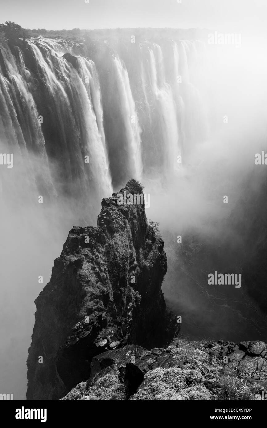 Afrika, Simbabwe, Victoria Falls National Park, Sambesi Flusses, wie es fließt über Victoria Falls Stockfoto