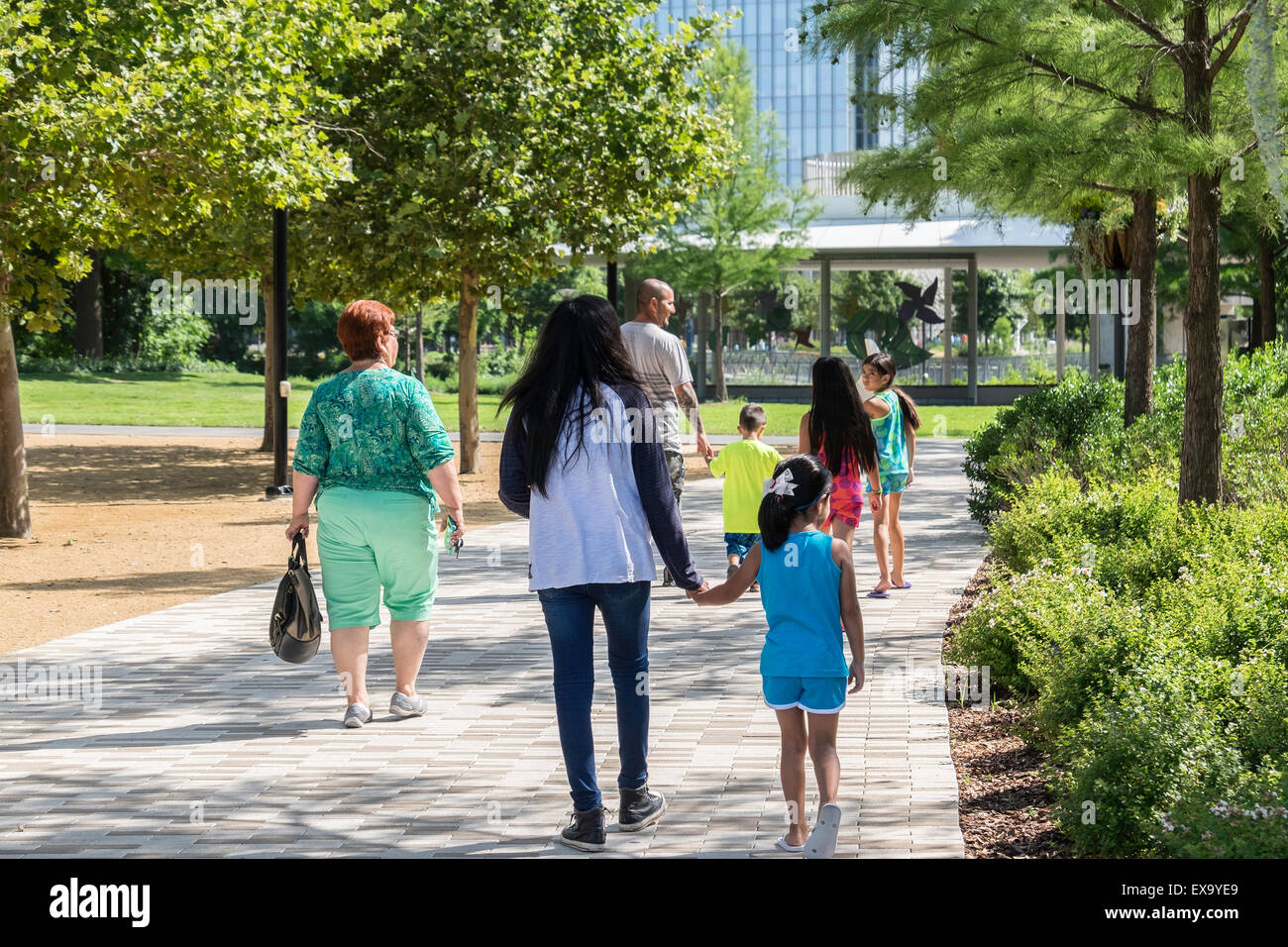 Eine Gruppe von Menschen Kopf in Richtung der Myriad Botanical Gardens in der Innenstadt von Oklahoma City, Oklahoma. Stockfoto