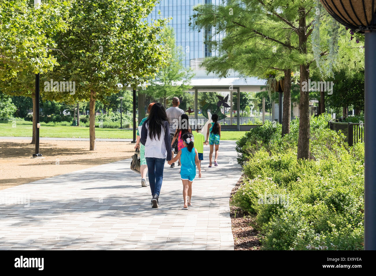Eine Gruppe von Menschen Kopf in Richtung der Myriad Botanical Gardens in der Innenstadt von Oklahoma City, Oklahoma. USA. Stockfoto
