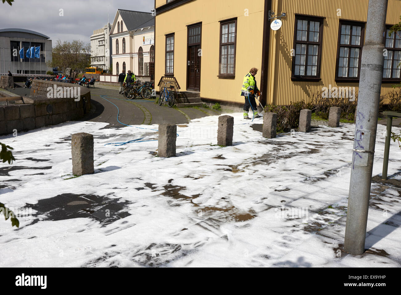 Schaum, Straßenpflaster Reinigung in Reykjavik Island Stockfoto