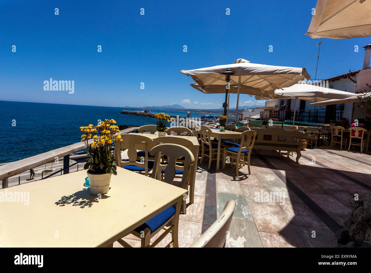 Taverna, Rethymno Kreta Griechenland Meerblick Stockfoto