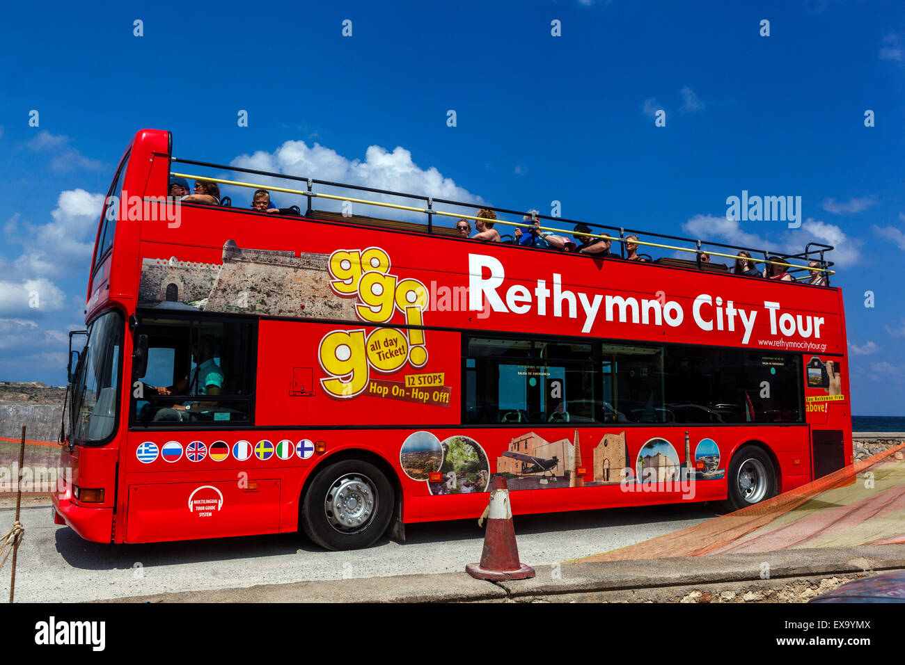 Rethymno Kreta Griechenland, Menschen in Doppeldecker Stadtrundfahrt Bus Sightseeing Bus, Stockfoto