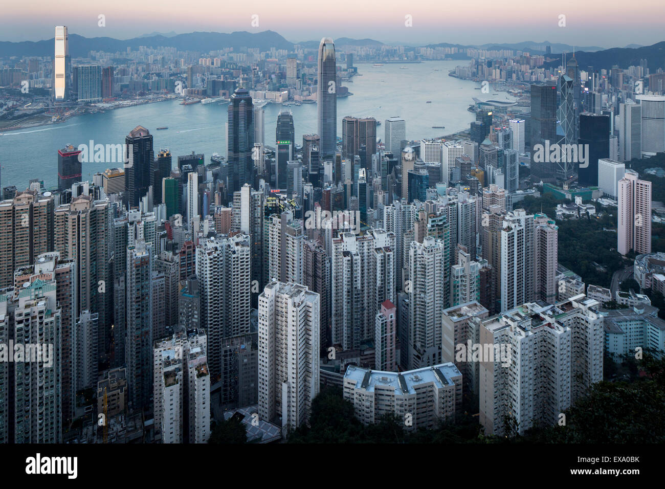 China, Hong Kong, Aussicht von hoch aufragenden Wolkenkratzer in der Skyline der Stadt vom Aussichtspunkt auf dem Victoria Peak bei Sonnenuntergang am Winterabend Stockfoto
