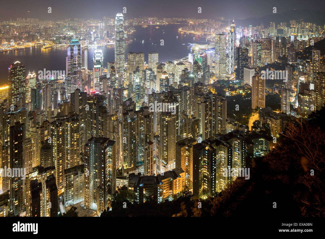 China, Hong Kong, Aussicht auf glühenden Wolkenkratzer in der Skyline der Stadt vom Aussichtspunkt auf dem Victoria Peak in der Dämmerung am Winterabend Stockfoto